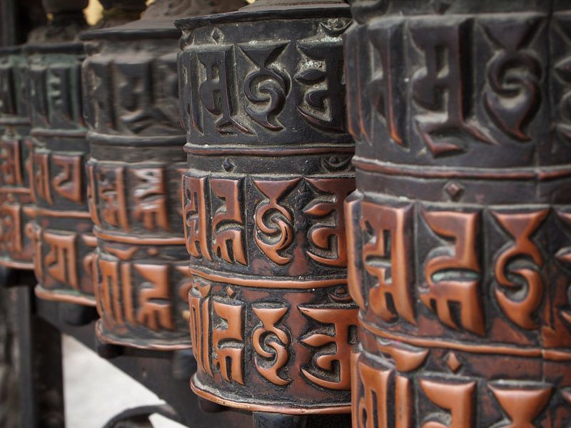 Gedecoreerde boeddhistische gebedswielen in Nepal van iPics Photography