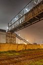 Pipleline brug over de weg in de industriële gebied 's nachts, Antwerpen van Tony Vingerhoets thumbnail
