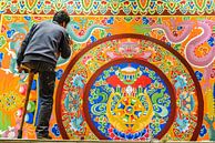 Eenbenige schilder in het  Thubchen Choekhorling Monastery in Litang van Theo Molenaar thumbnail