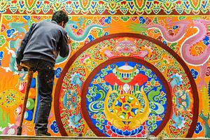 Einbeiniger Maler im Kloster Thubchen Choekhorling in Litang
