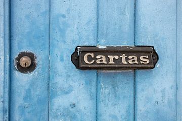 Porte rétro vintage bleu clair avec trou de serrure moderne et boîte aux lettres à l'ancienne sur Maarten Zeehandelaar