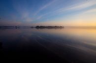 Morgendämmerung auf dem See. Der blaue und scharlachrote Himmel spiegelt sich im stillen Wasser des  von Michael Semenov Miniaturansicht