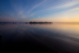 L'aube sur le lac. Le ciel bleu et écarlate se reflète dans l'eau calme du lac sur Michael Semenov