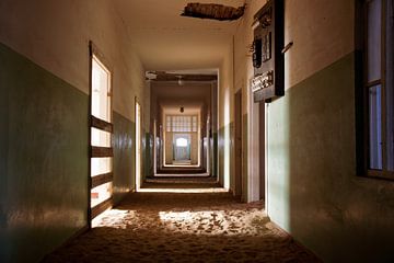 Verlaten 'spookziekenhuis' in Kolmanskop, Namibiē van Mark Zoet