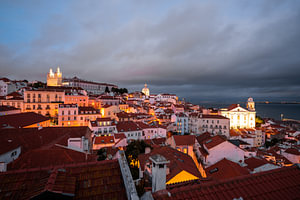 Lissabon bei Nacht mit seiner schönen Stadtkulisse und historischen Gebäuden