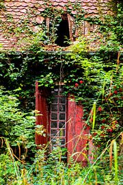 Rood raam in oud pand in Frankrijk