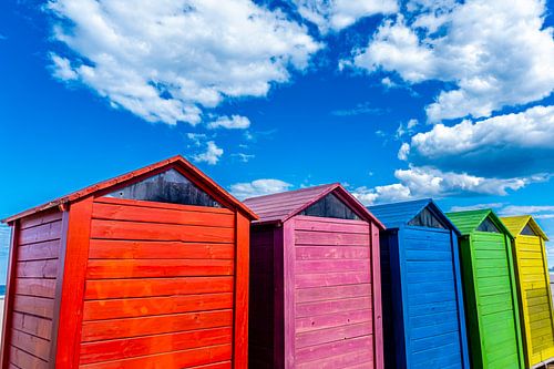des maisons colorées au bord de la plage sur Dieter Walther