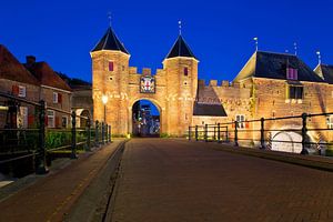 Photo de nuit Koppelpoort Amersfoort sur Anton de Zeeuw