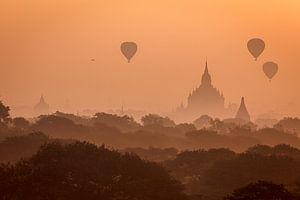 Heißluftballons über Bagan in Myanmar