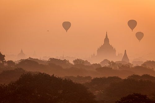 Luchtballonnen boven Bagan in Myanmar
