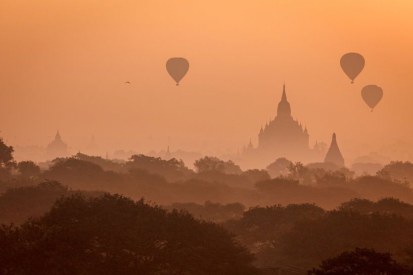 Heißluftballons über Bagan in Myanmar von Roland Brack