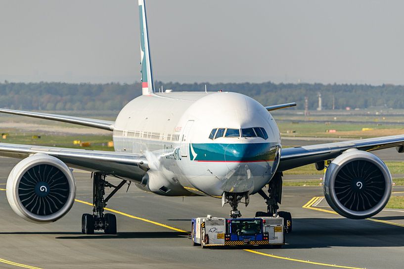 Cathay Pacific Boeing 777-300 (B-KQM). by Jaap van den Berg