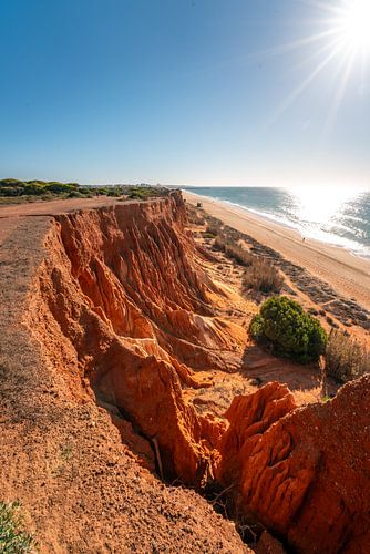 Zonneschijn op het strand van Praia da Falésia in de Algarve, Portugal