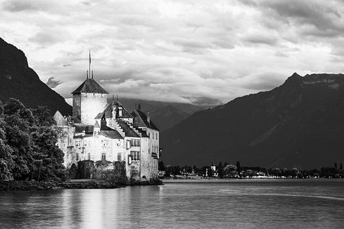 Kasteel van Chillon aan het meer van Genève in Zwitserland - monochroom