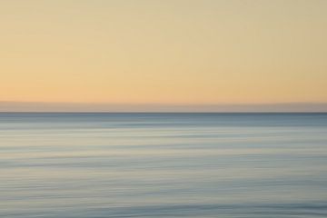Bicoloured - Morgendämmerung am Meer von Rolf Schnepp