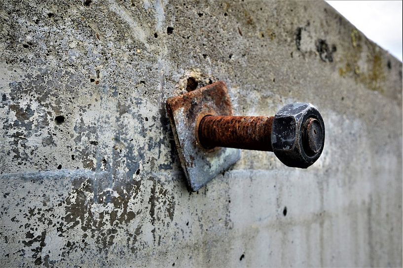 Verrostete Schraube in Betonwand von Maud De Vries