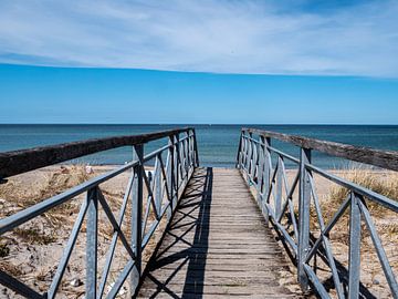 Brücke zum Strand an der Ostsee in Deutschland von Animaflora PicsStock