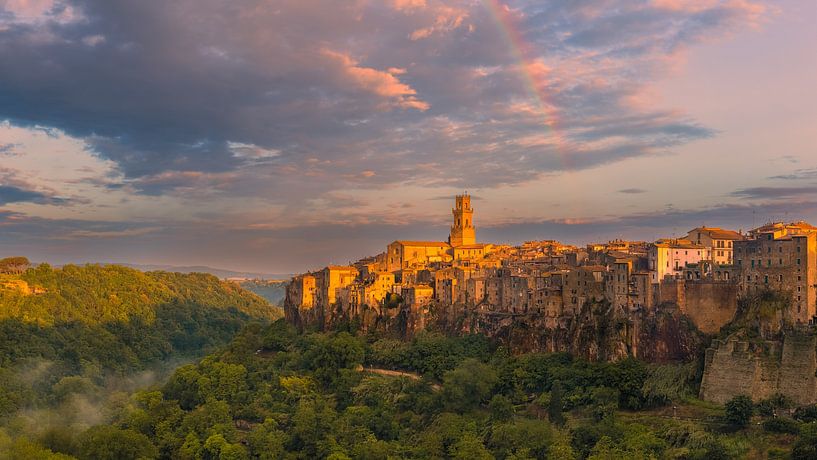 Zonsopkomst met regenboog in Pitigliano van Henk Meijer Photography