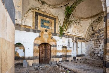 Ingang van vervallen moskee in het centrum van Tiberias in Israël