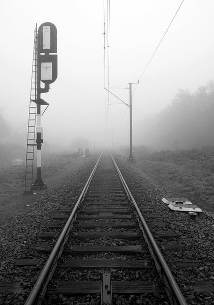 Spoorlijn in de mist van Maurice de vries
