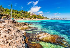 Wunderschönes Meer auf der Insel Mallorca, Strandbucht an der Küste von Alex Winter