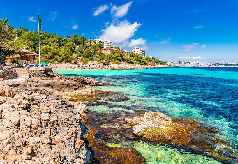 Magnifique bord de mer sur l'île de Majorque, plage de la baie à la côte par Alex Winter