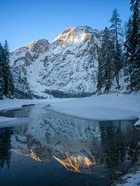 Berggipfel spiegelt sich bei Sonnenaufgang im Pragser Wildsee von t.ART