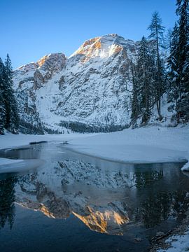 Berggipfel spiegelt sich bei Sonnenaufgang im Pragser Wildsee