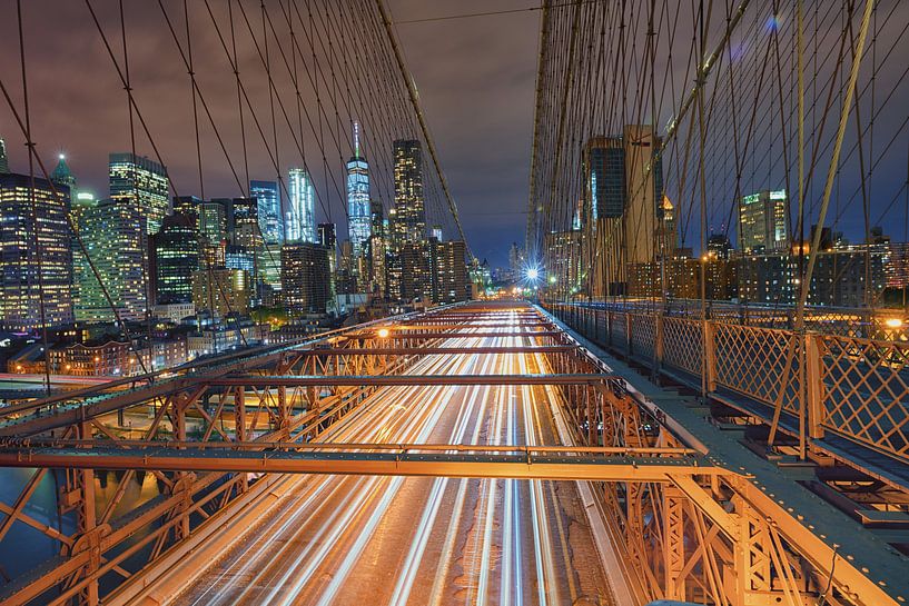 View on the Brooklyn Bridge at night van Bas Meelker