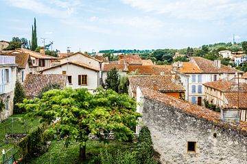 Stadsgezicht over de rood oranje daken van een Frans dorpje