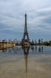 Spiegelbild des Eiffelturms von Karsten Rahn