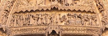 Hemel en hel uitgebeeld boven ingang van de kathedraal van Leon in Spanje