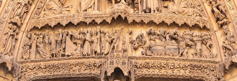 Hemel en hel uitgebeeld boven ingang van de kathedraal van Leon in Spanje van Joost Adriaanse