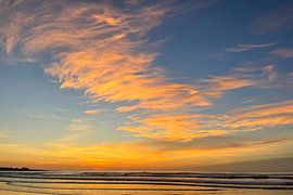 Farbspektakel im nassen Ufersand von Theodor Decker