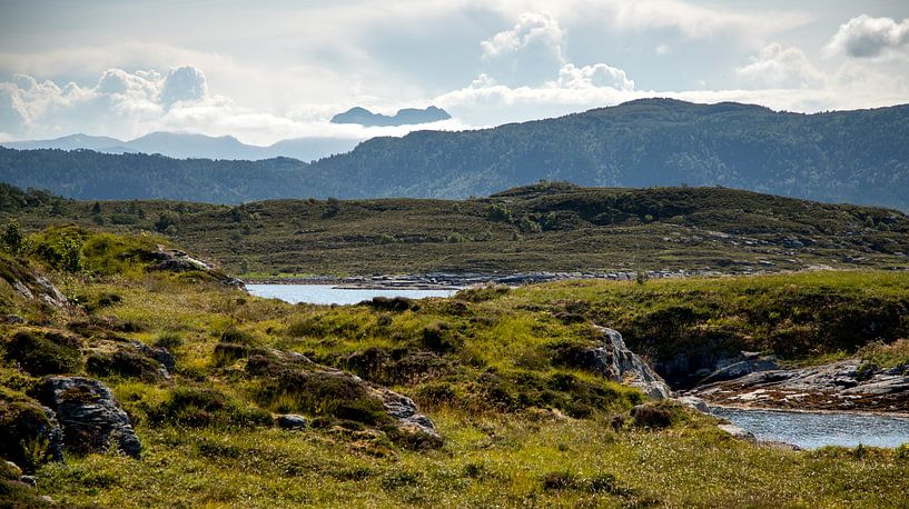 Gebirgslandschaft an der norwegischen Küste von Karijn | Fine art Natuur en Reis Fotografie