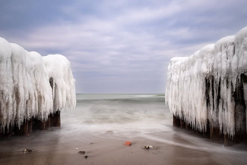 Buhne in de winter aan de kust van de Oostzee bij Kühlungsborn. van Rico Ködder