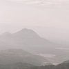 Uitzicht vanaf de Little Adams Peak in Ella, Sri Lanla van Rebecca Gruppen