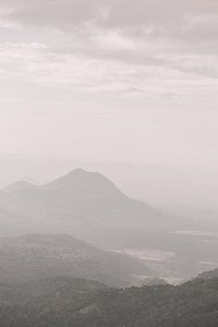 Uitzicht vanaf de Little Adams Peak in Ella, Sri Lanla van Rebecca Gruppen