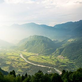 Uitzicht over de Soca rivier in Slovenië van Reis Genie