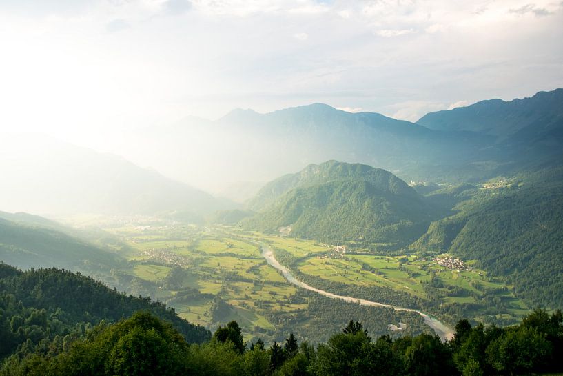Uitzicht over de Soca rivier in Slovenië van Reis Genie