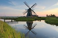 Moulin à chapeau avec reflet dans l'eau.