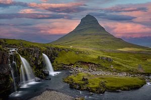 Chute d'eau Kirkjufellsfoss et montagne Kirkjufell en Islande