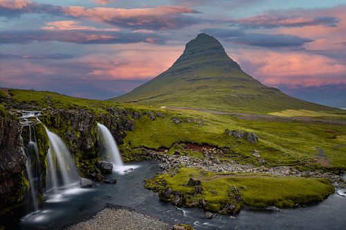 Chute d'eau Kirkjufellsfoss et montagne Kirkjufell en Islande