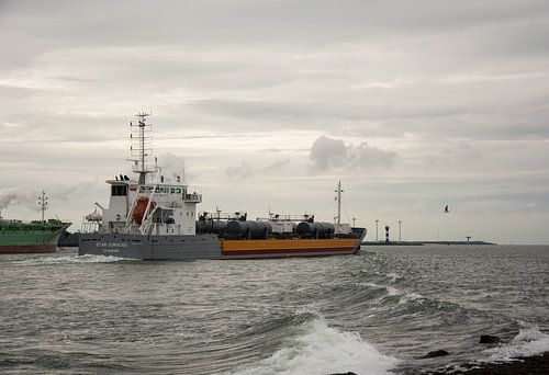 Schepen varend op de Nieuwewaterweg onderweg naar de Noordzee.