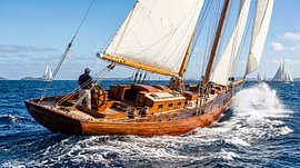 Die „Windward Sprite“ pflügt durch die Wellen