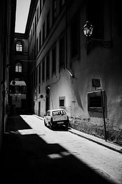 Car on the streets of Florence - black and white by Dayenne van Peperstraten