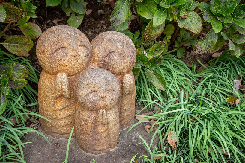 Drie biddende Buddha beeldjes van Mickéle Godderis