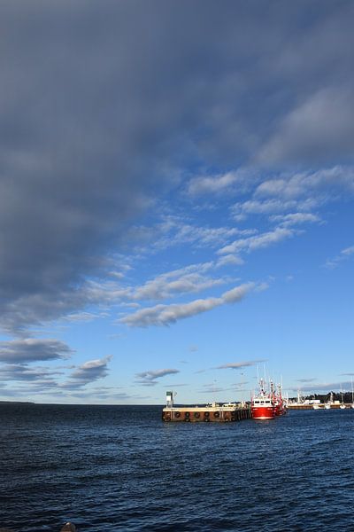 Der Fischereihafen an einem Sommerabend von Claude Laprise