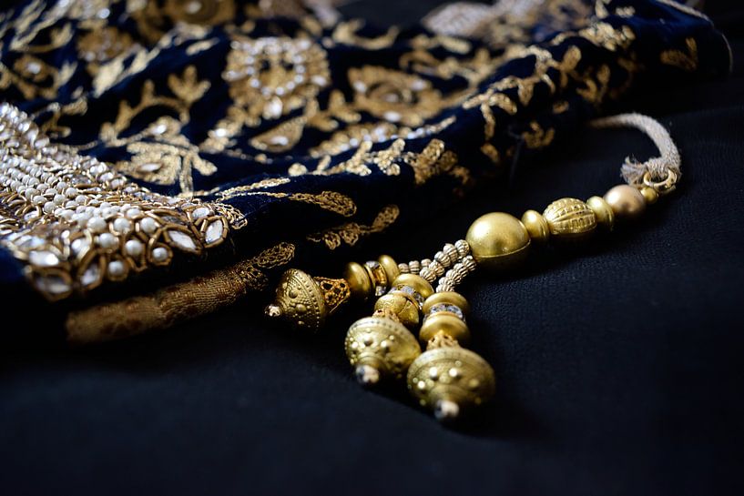 Goud op blauw fluweel  par Abi Waren