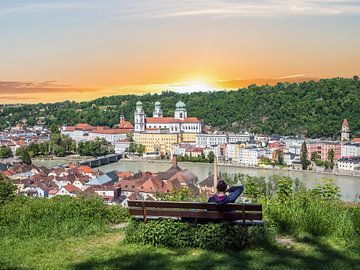 Blick über die Stadt Passau bei Sonnenuntergang von Animaflora PicsStock
